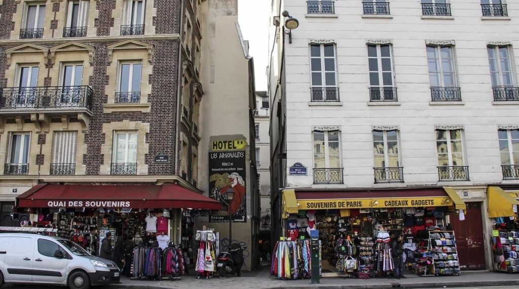Rue du Côte-fisher im Quartier Latin. Touristische Straßen in Paris.