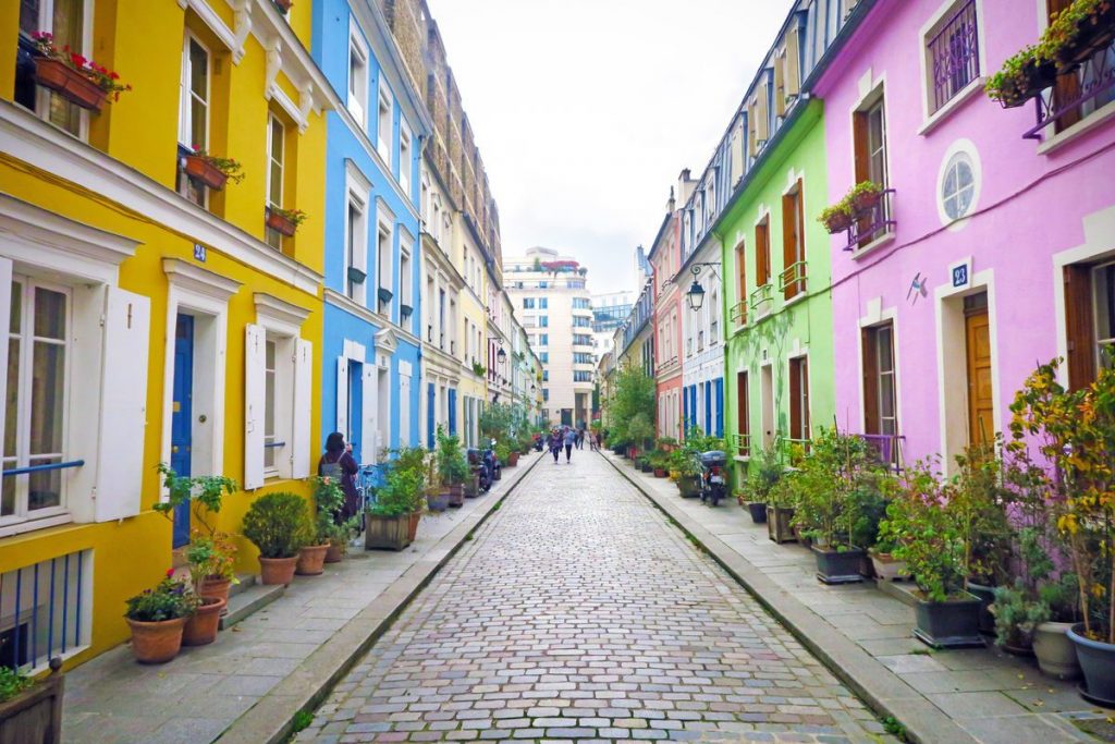Die vielfarbige Rue Crémieux. Touristische Straßen in Paris.