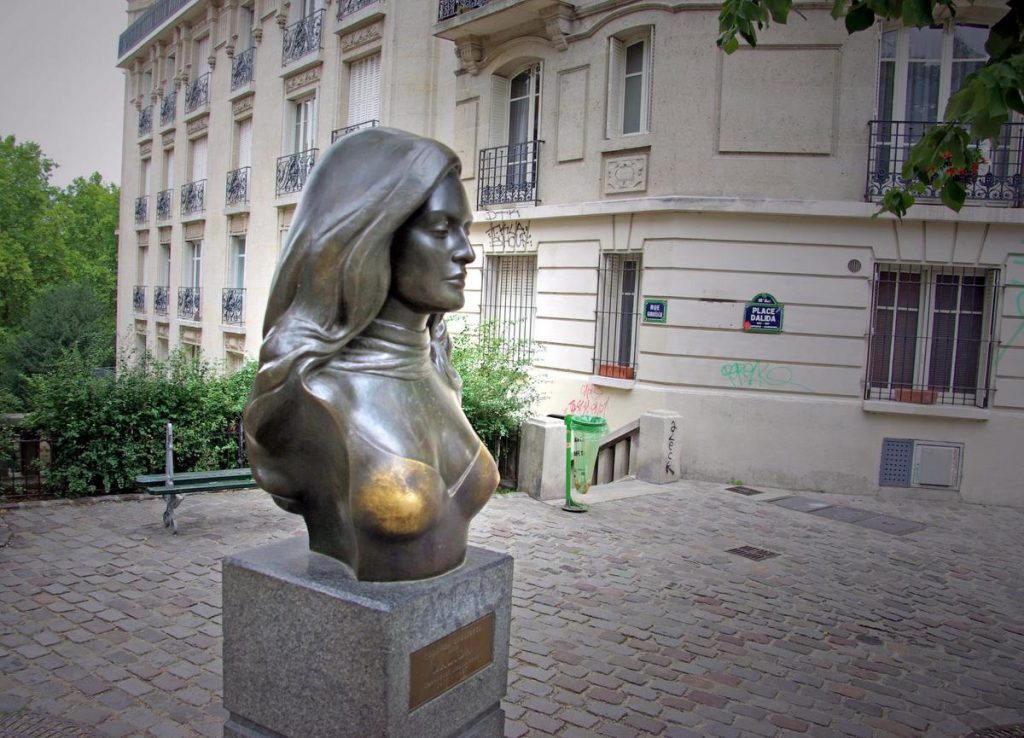 Place du Dalida. Rues touristiques de Paris