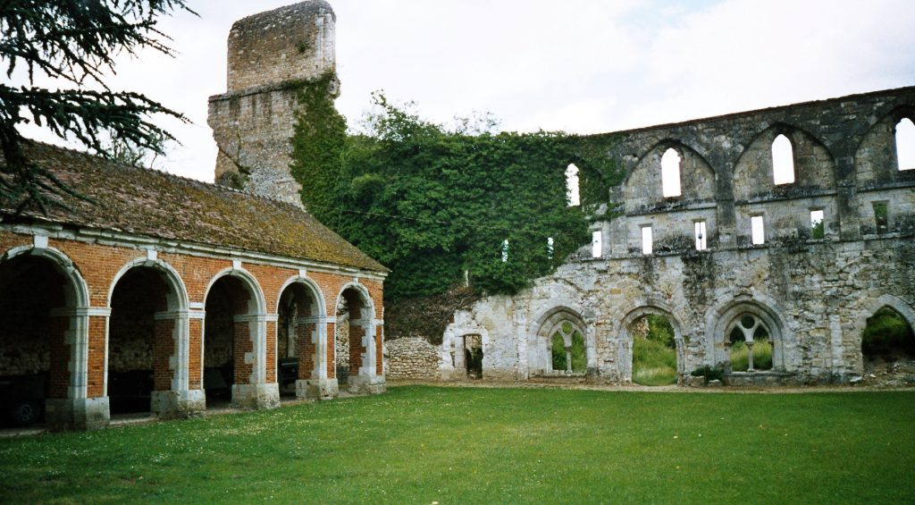 L'abbaye mystique de Mortemer. France