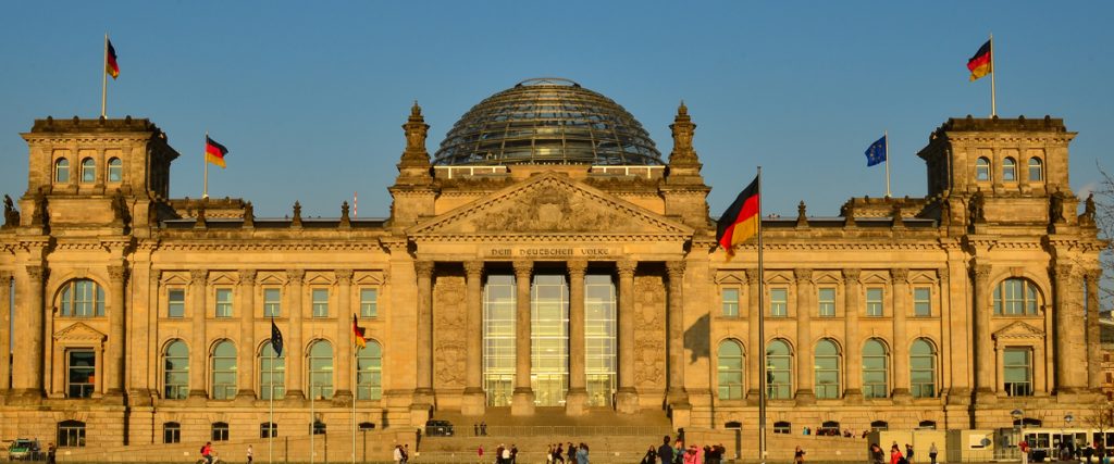 Der Reichstag ist das architektonische Wahrzeichen von Berlin.