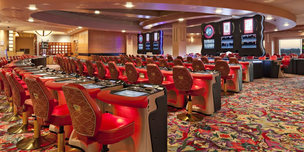 Une vue animée d'un casino à New York, mettant en scène des tables de jeu et des machines à sous.